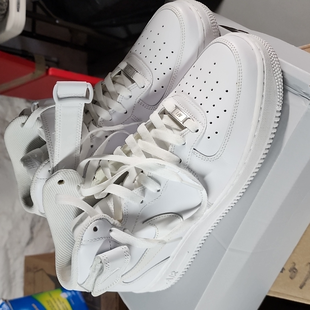 AF1 - Picture 2 of 3